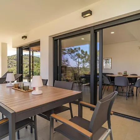 Deluxe Flat Surrounded By Nature *